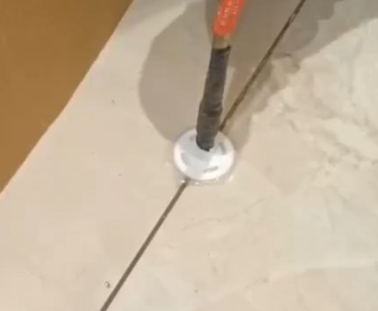 阿瓦提瓷砖空鼓维修公司专业解答瓷砖在铺贴过程中，如果没有涂抹均匀到位的粘结材料（如水泥砂浆或瓷砖胶），可能会导致以下问题